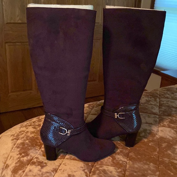 Purchased at Macy’s.No box. Beautiful,chocolate suede. Great condition. Size 6M. - Picture 2 of 5